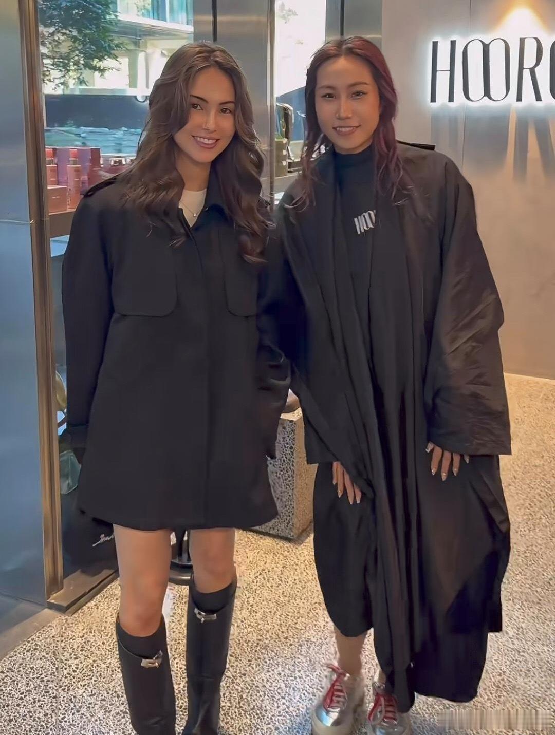 周杰伦老婆昆凌现身墨尔本一家造型工作室，她做了一款长卷发，看起来好漂亮。她的身材