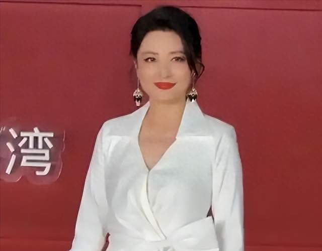 曝女星红毯磨蹭不出场，周涛张小斐只好救场，传晚宴无人搭理她