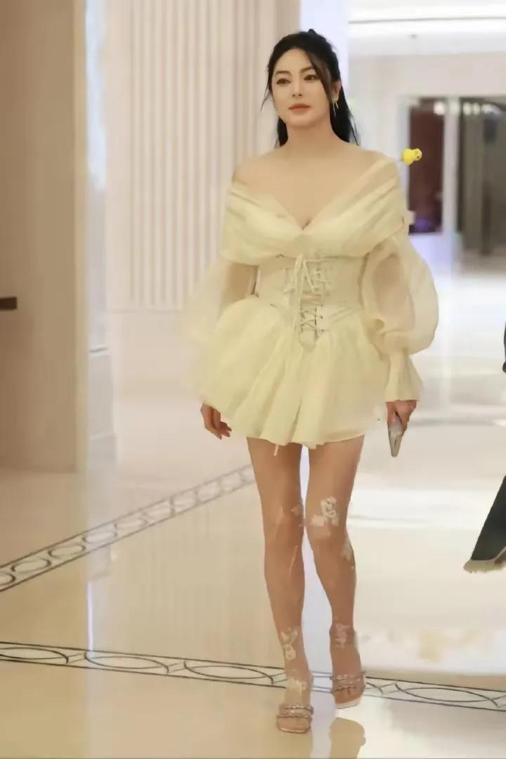 张雨绮，时尚界的璀璨明星，她的每一次亮相都让人眼前一亮。这次，她不仅以曼妙身姿惊
