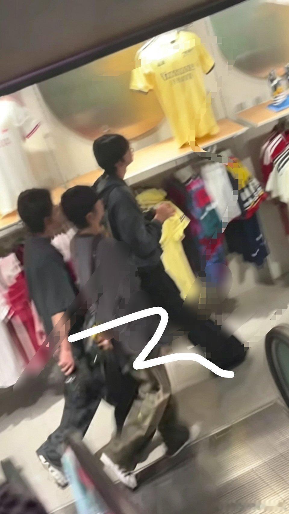 肘击到底对逛阿迪有什么执念 