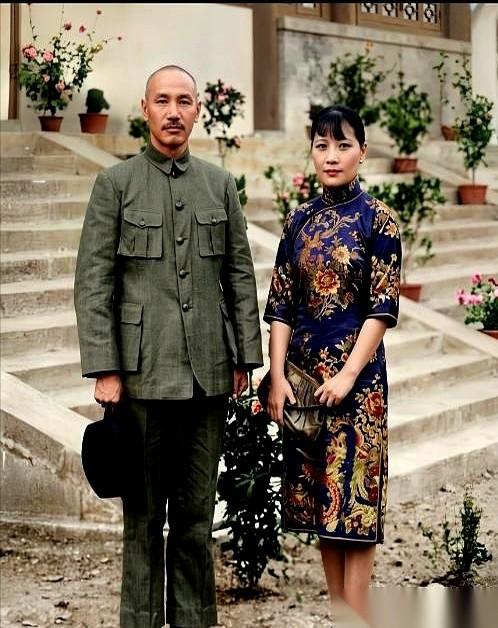 看到这张1934年拍于南京的老照片，最扎眼的其实不是人，而是那种极度不真实的割裂