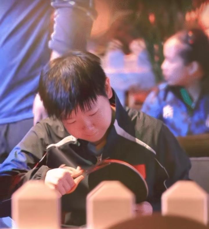 孙颖莎亲手剪胶皮，认真到心都化了，她小心翼翼，眼神专注、动作轻柔，一点点修剪胶皮