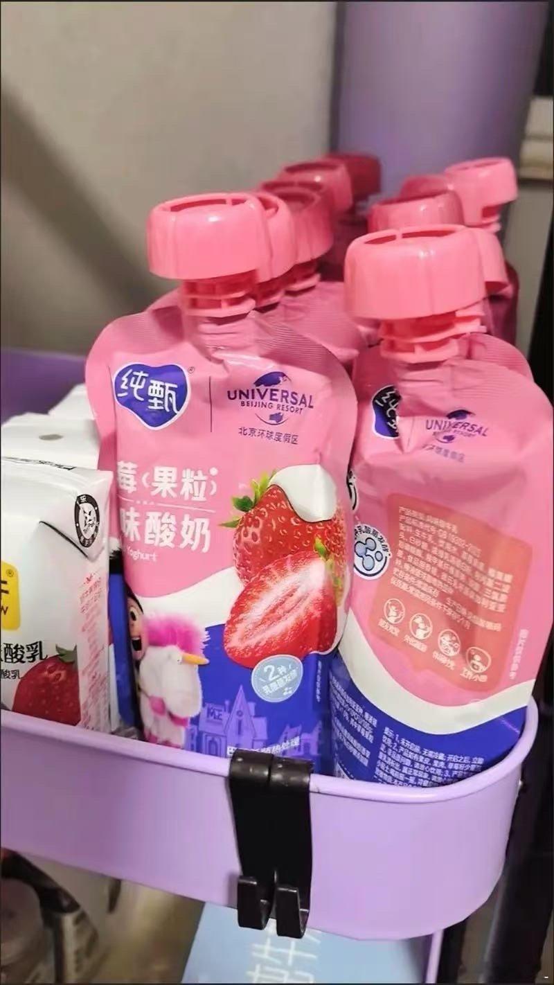 爱喝酸奶的真的可以囤起来了。和环球影城联名的这几款果粒酸奶实在是太好喝了，我最推