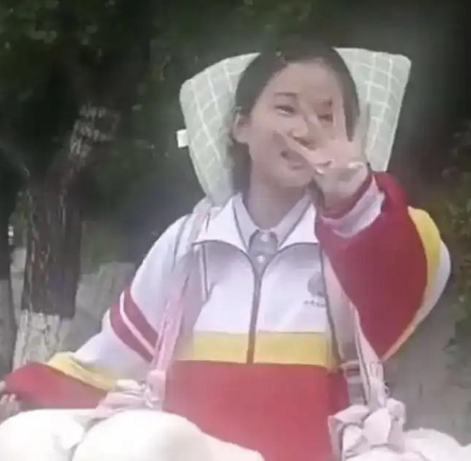 大家还记得那个高考后扛被褥的贵州女孩小邓吗？
她今年高考考了590分，在出分之后