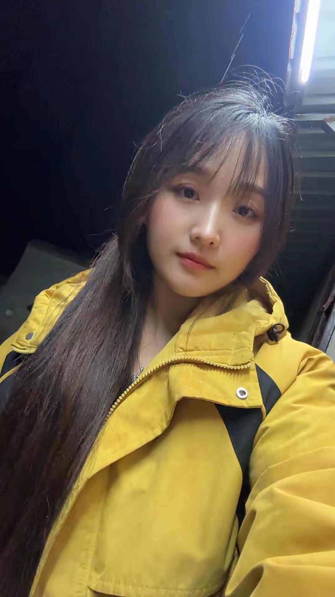 黄衣美人照，镜中影自怜。