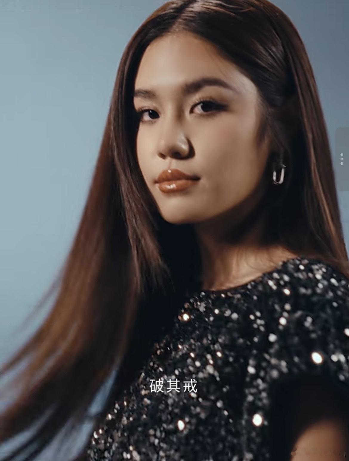 她的每一次探寻都是自我的重生，像一只自由的鸟翱翔在未知的天空，追求那份心灵的真实