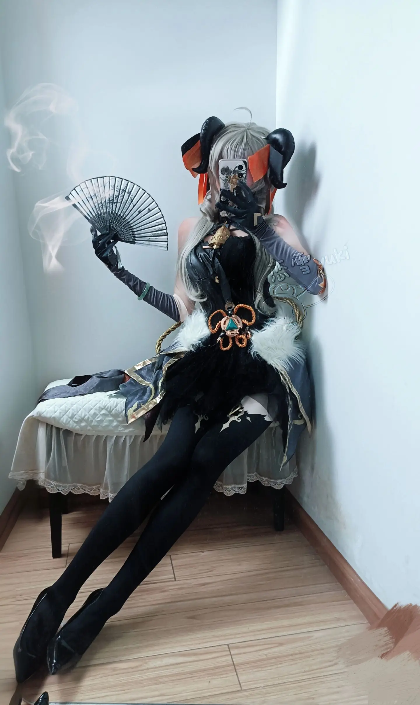 月光下转身就是你。红线划过深藏轮回的秘密。夜幕下的王小美 cos夜幕甘雨