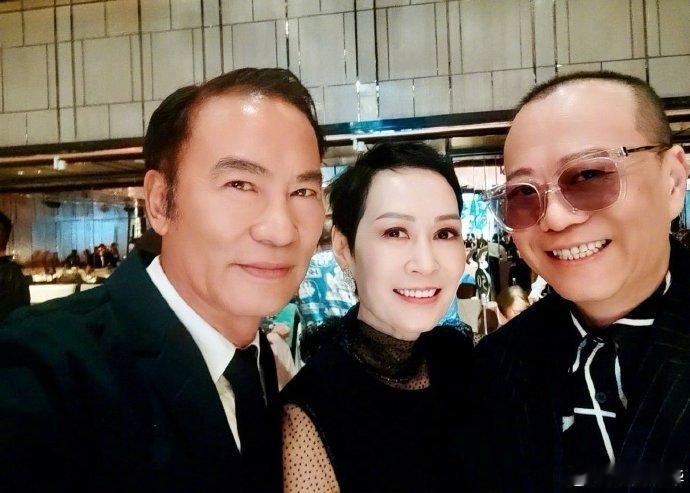 欧阳震华晒和佘诗曼合照佘诗曼任达华欧阳震华出席婚礼 11日，分享与等老友的婚礼合