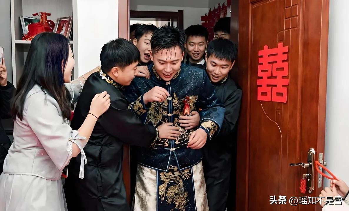 男子去接亲，红包塞完了还不开门，于是他冲里面大喊：“傻媳妇，塞的都是咱家的钱，把