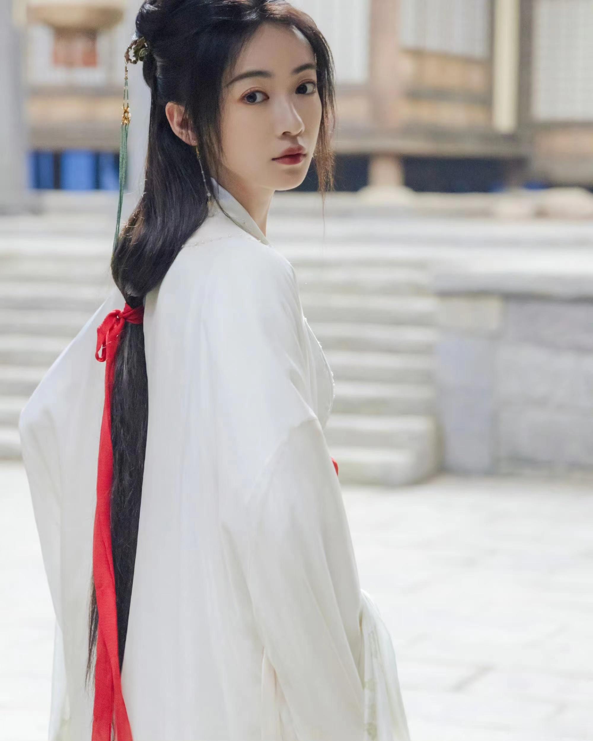 #吴谨言晒白衣剧照##吴谨言晒薛芳菲九宫格#吴谨言晒薛芳菲九宫格，[色][色][