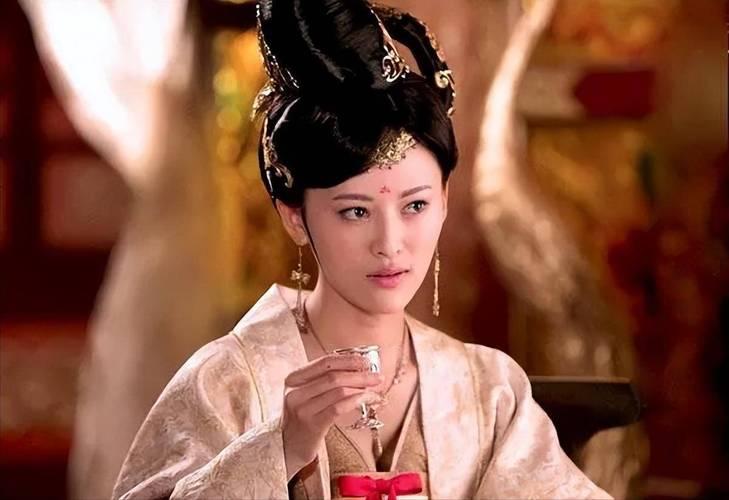 一天，太平公主的贴身丫鬟有几个肚子大了，经常呕吐，出现了明显的妊娠迹象。
 
你