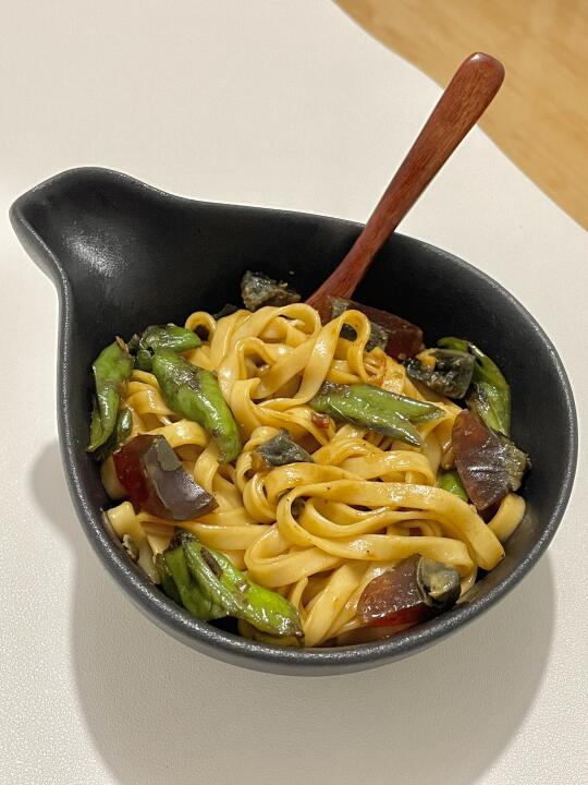 没人能拒绝这碗巨巨巨好吃的青椒皮蛋拌面🍜