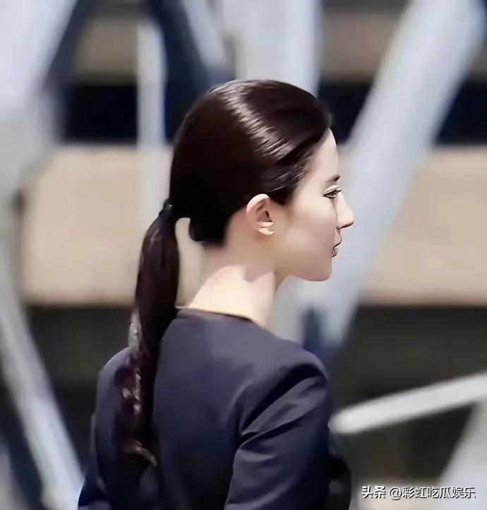 原来神仙姐姐真实发量这么少，只有一小撮头发，而且发缝也好大。

她后来拍戏发量多