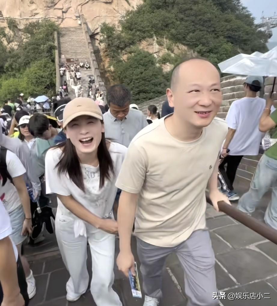 瑾汐母子和二哥爬长城，自曝晒黑了很多，二哥一个举动很暖心。
瑾汐在二哥那里待了很