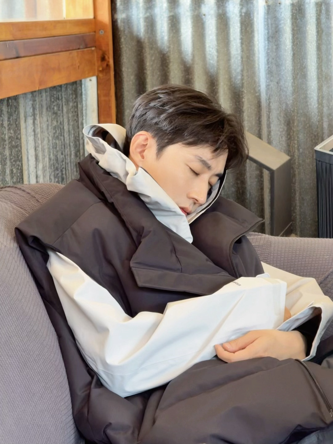 嗨嗨嗨 午休起来了 梦到我还是咋的 还皱了眉