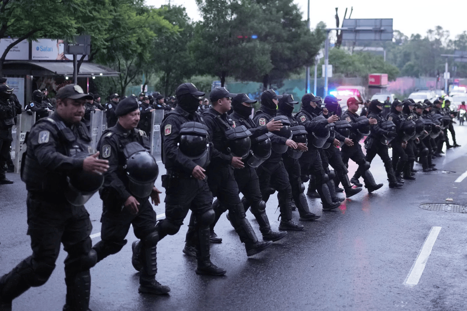 太阳报：英格兰下榻酒店外部署武装警察，防墨西哥球迷干扰
