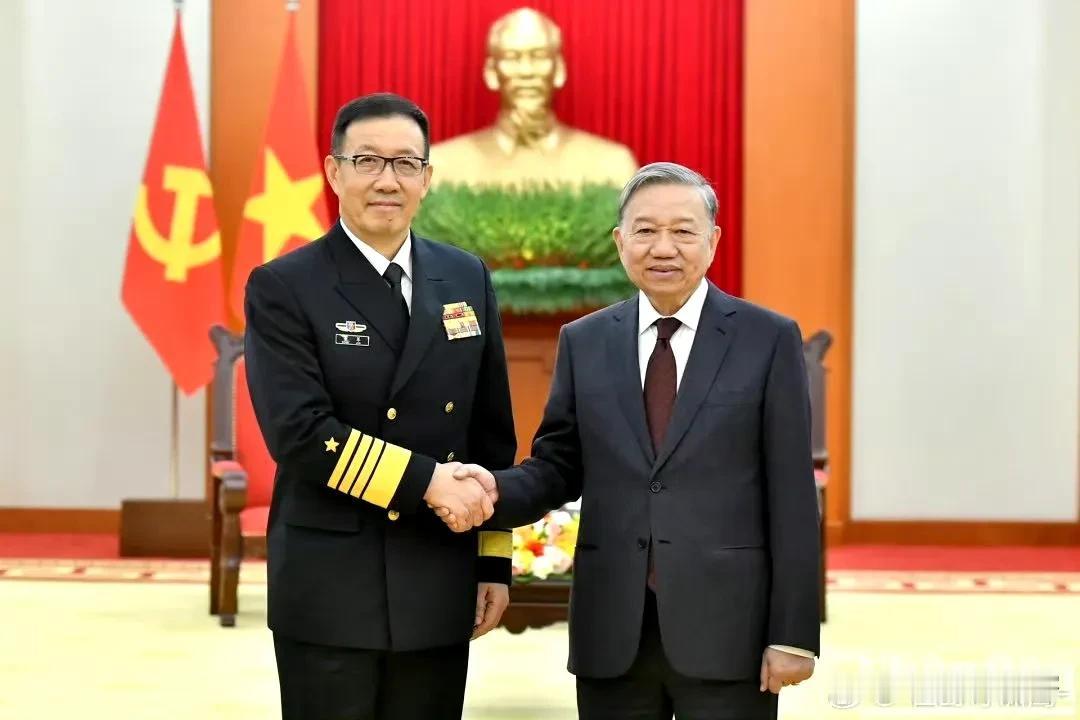 越南会客的地方，还摆着胡志明的塑像，这个传统挺好！ ​​​