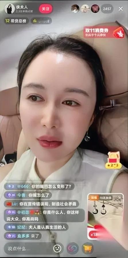 张纪中夫人又播了！

但镜头里咋没她？

今天她的账号照常开播，出镜的却是位代播