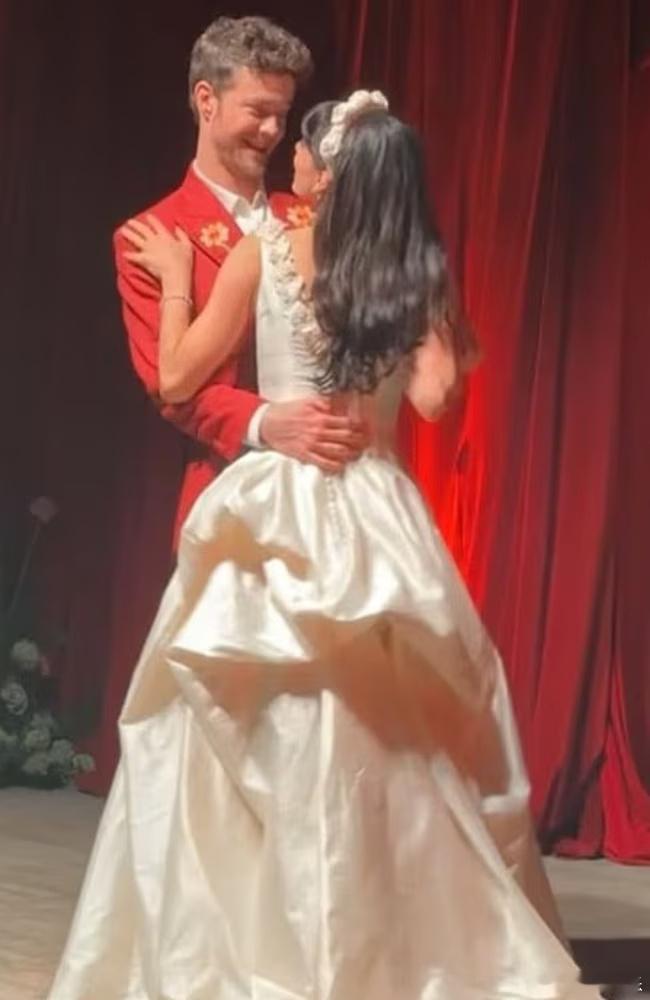 黑袍纠察队休伊爆头女结婚杰克奎德克劳迪娅杜米特结婚 据外媒，杰克·奎德、克劳迪娅