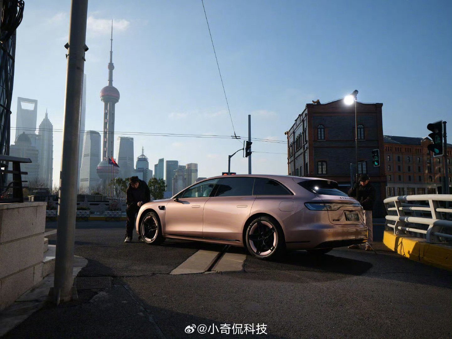 享界S9T粉色实车曝光享界S9T粉色实车惊艳亮相上海！柔粉车漆适配春日浪漫，流畅