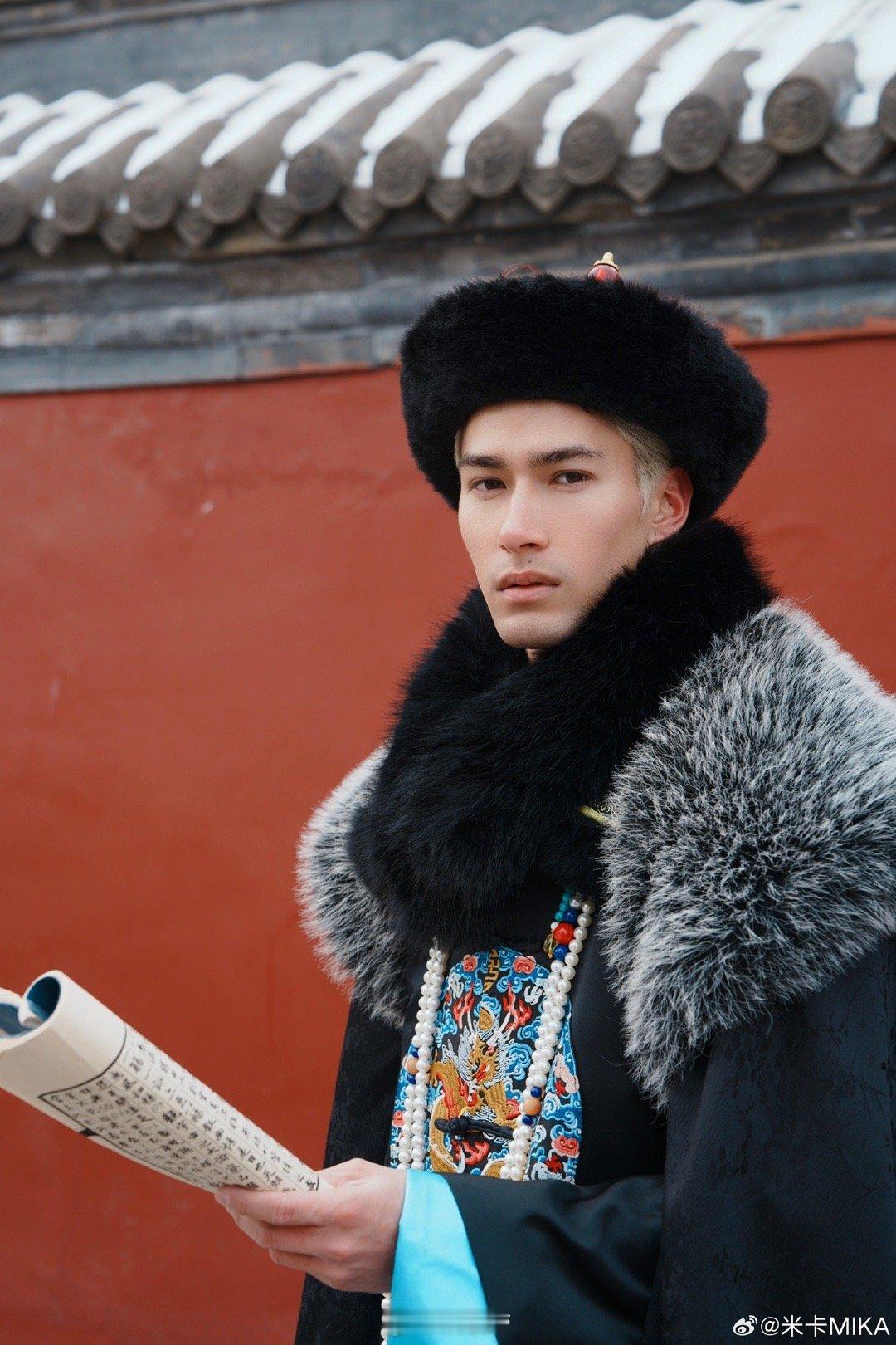 米卡重生之我在中国当王爷 每次米卡穿上中国古装，都让人眼前一亮。他好像能自然而然