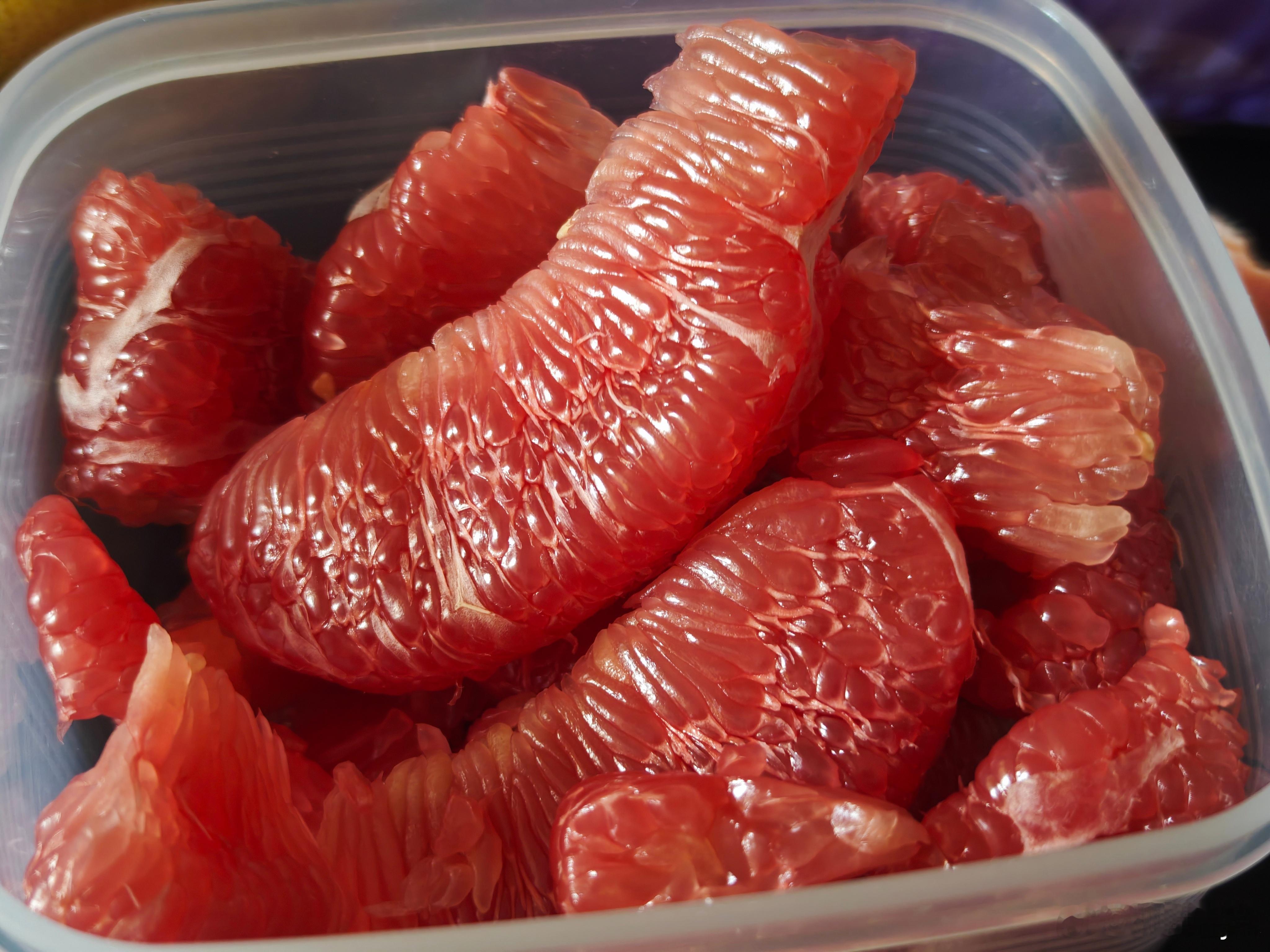 柚子全部剥肉，放保鲜盒，随吃随拿，看某美食博主视频学的[笑cry] ​​​