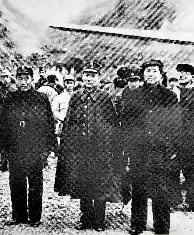 驱倭利剑斩恶魔，万众一心震九霄！