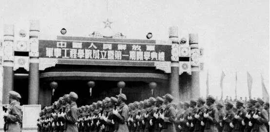 1953 年哈军工正式开学，学员里有不少开国将军的子女。作为院长的陈赓大将定下规