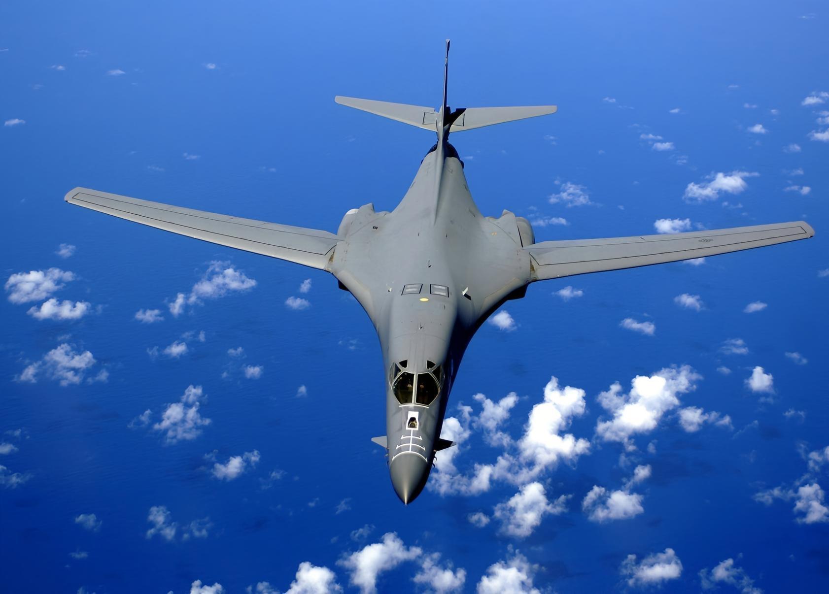 每天认识一件兵器 B-1“枪骑兵”轰炸机英文名称：B-1 Lancer研制国家：