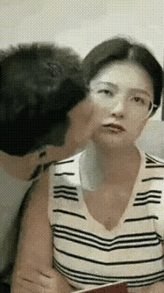 天呐，这表情有多不情愿呀。
这哥们纯粹是用热脸去贴别人的冷屁股。
这桩婚姻看得见