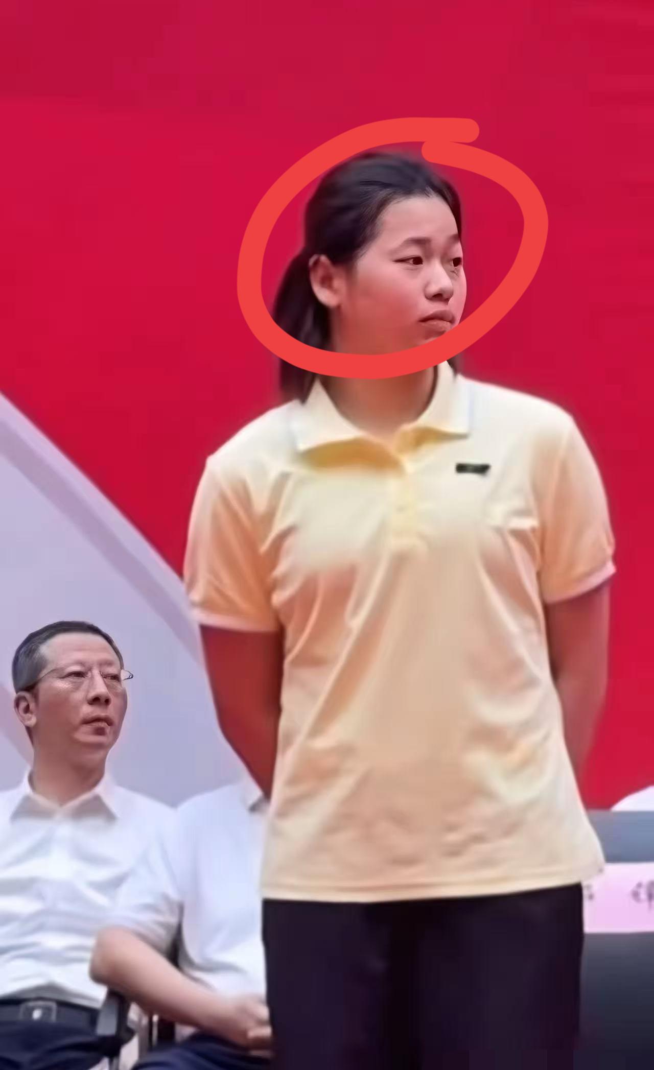 全红婵变了，脸型变的宽了，头发也梳在后面了，身材也变得健硕了！有网友评论：“妹妹