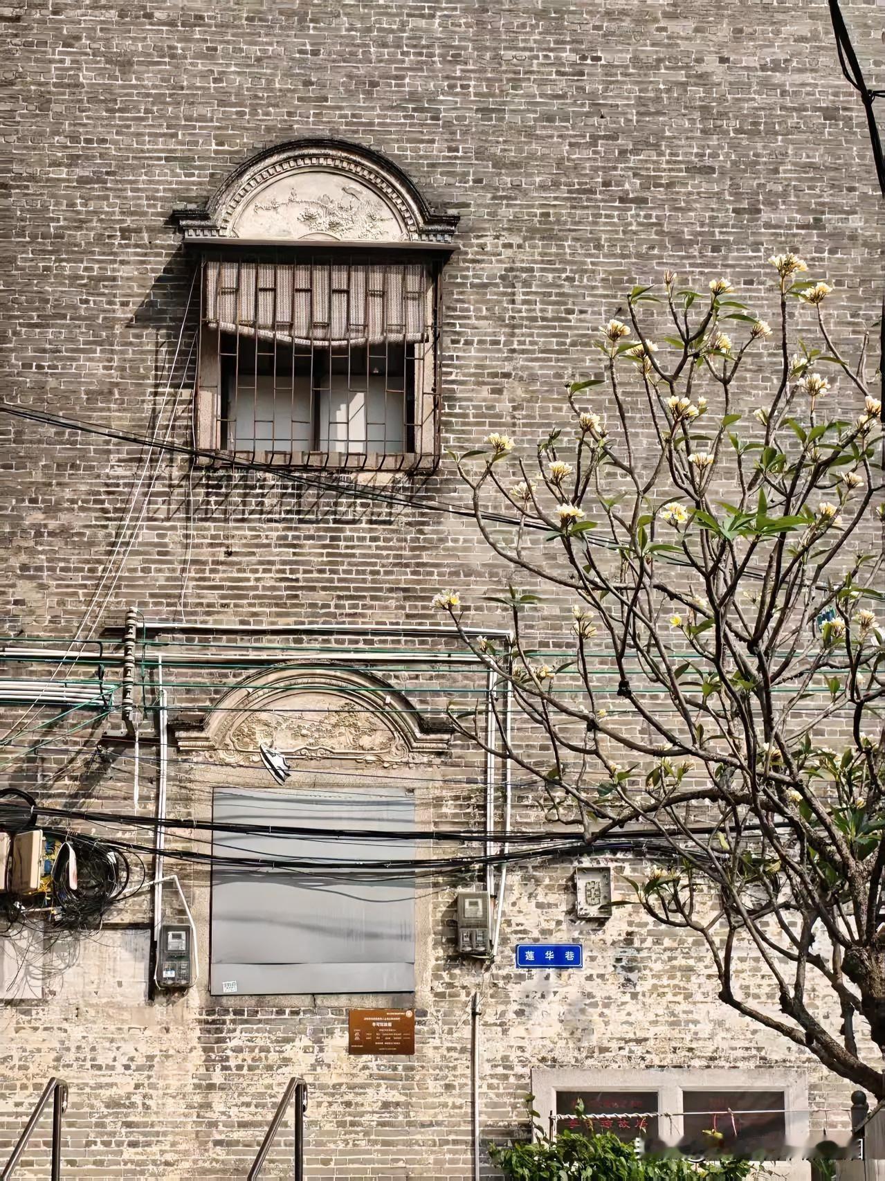 莲花路莲花巷13号李可琼故居，佛山市文保单位。
这座二层砖木石结构的青砖大屋，因