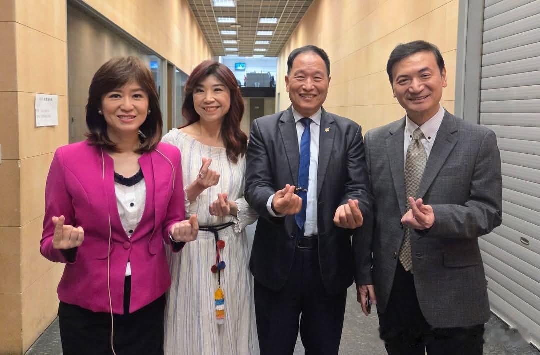 张延廷打卡集邮主播合影 积极为竞选台北市议员扩散影响力
台湾省前空军中将“副司令