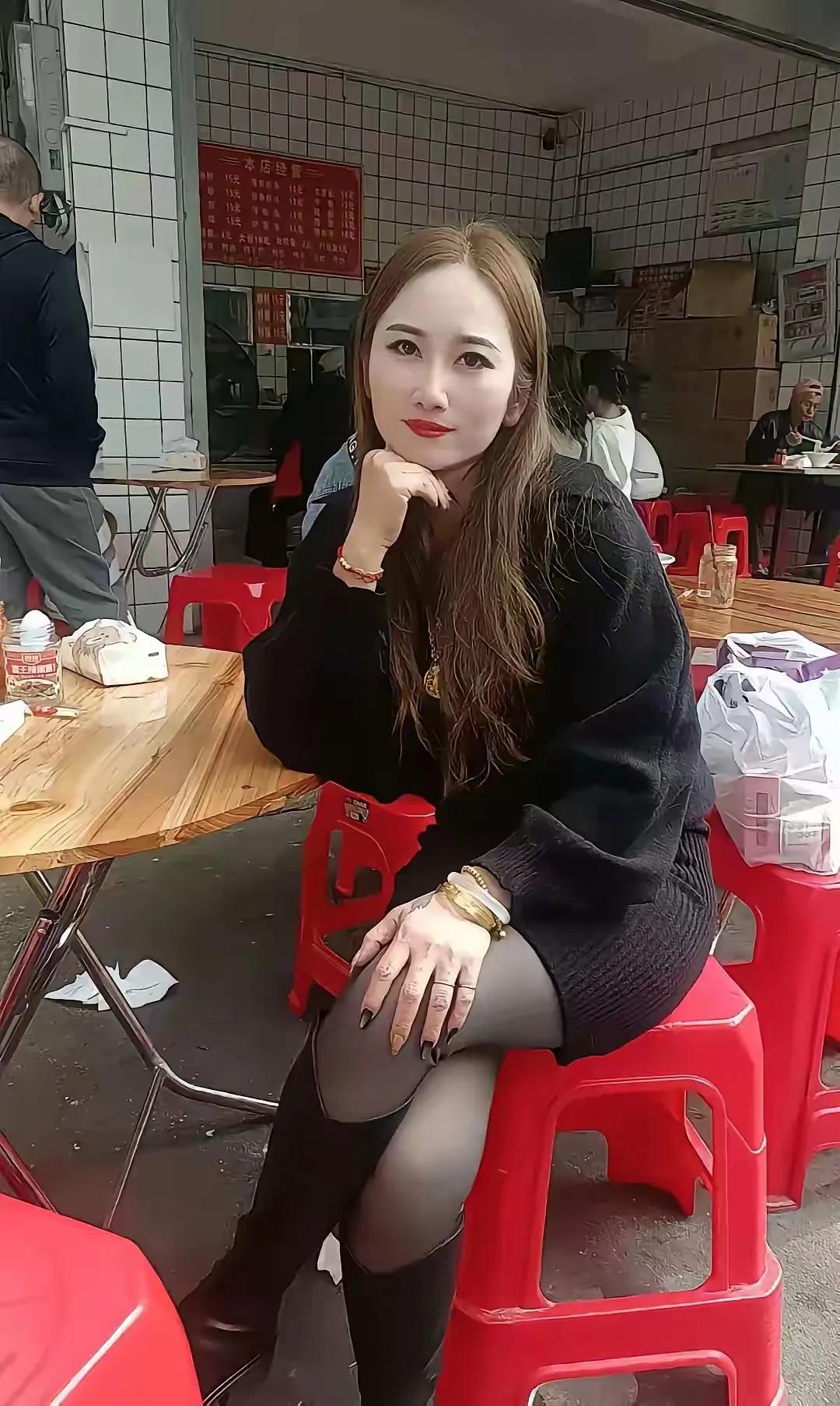 过完了春节退休的老婆说要出去打工，我问她去哪里，她说去很远很远的地方。我问她跟谁