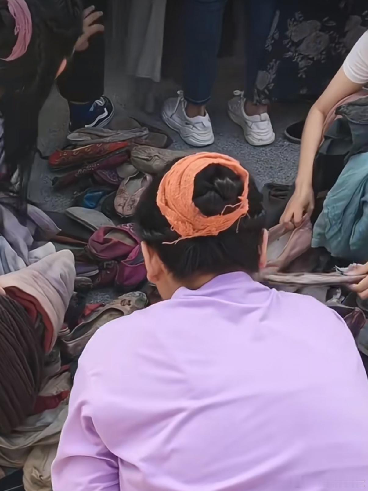 剧组给群演提供的拍戏鞋子，实在惨不忍睹 