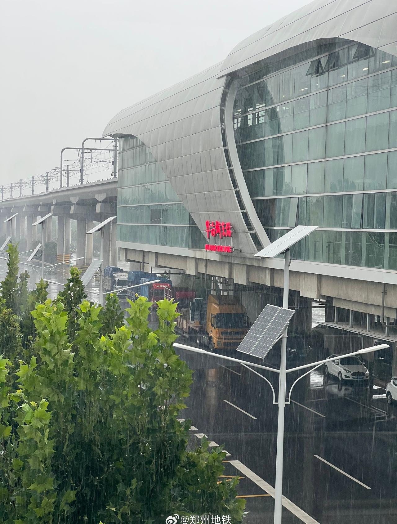 雨天路滑，出行请注意安全。选择公共交通出行，免去堵车与湿滑烦恼，安心又准时。让路