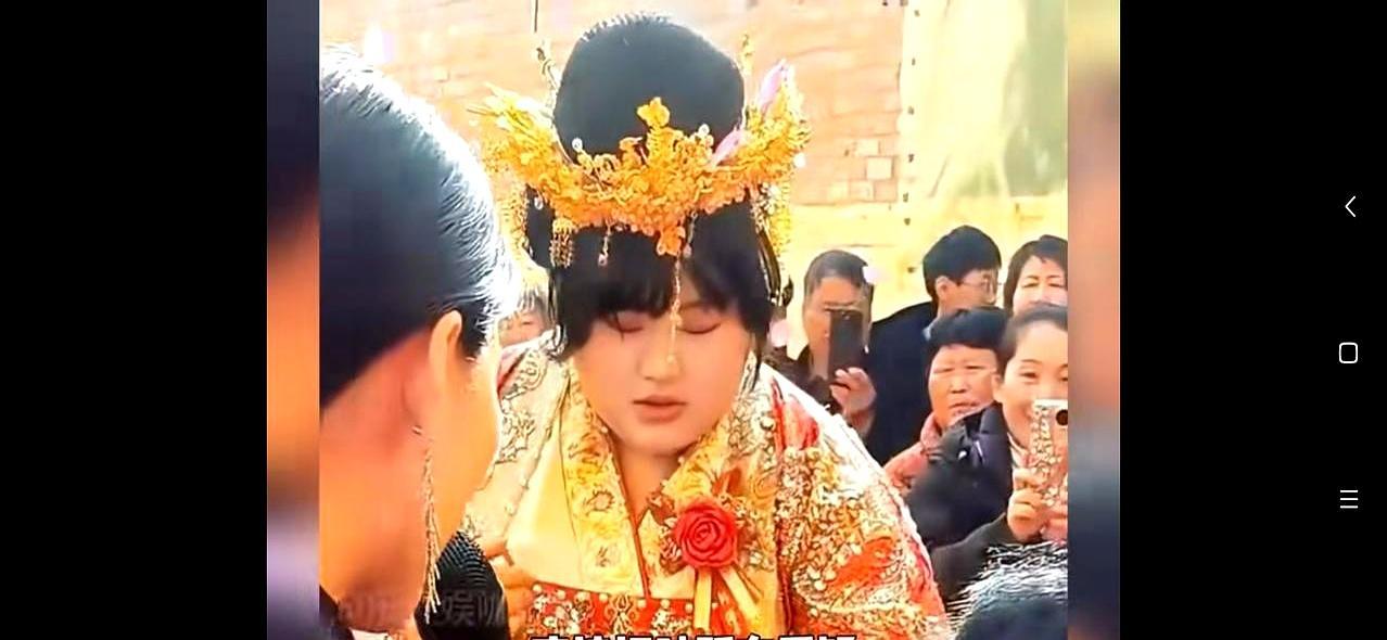 身价千万的大衣哥，把26岁女儿嫁给了月薪三千的邻村小伙。
 
婚礼就在自家小院办