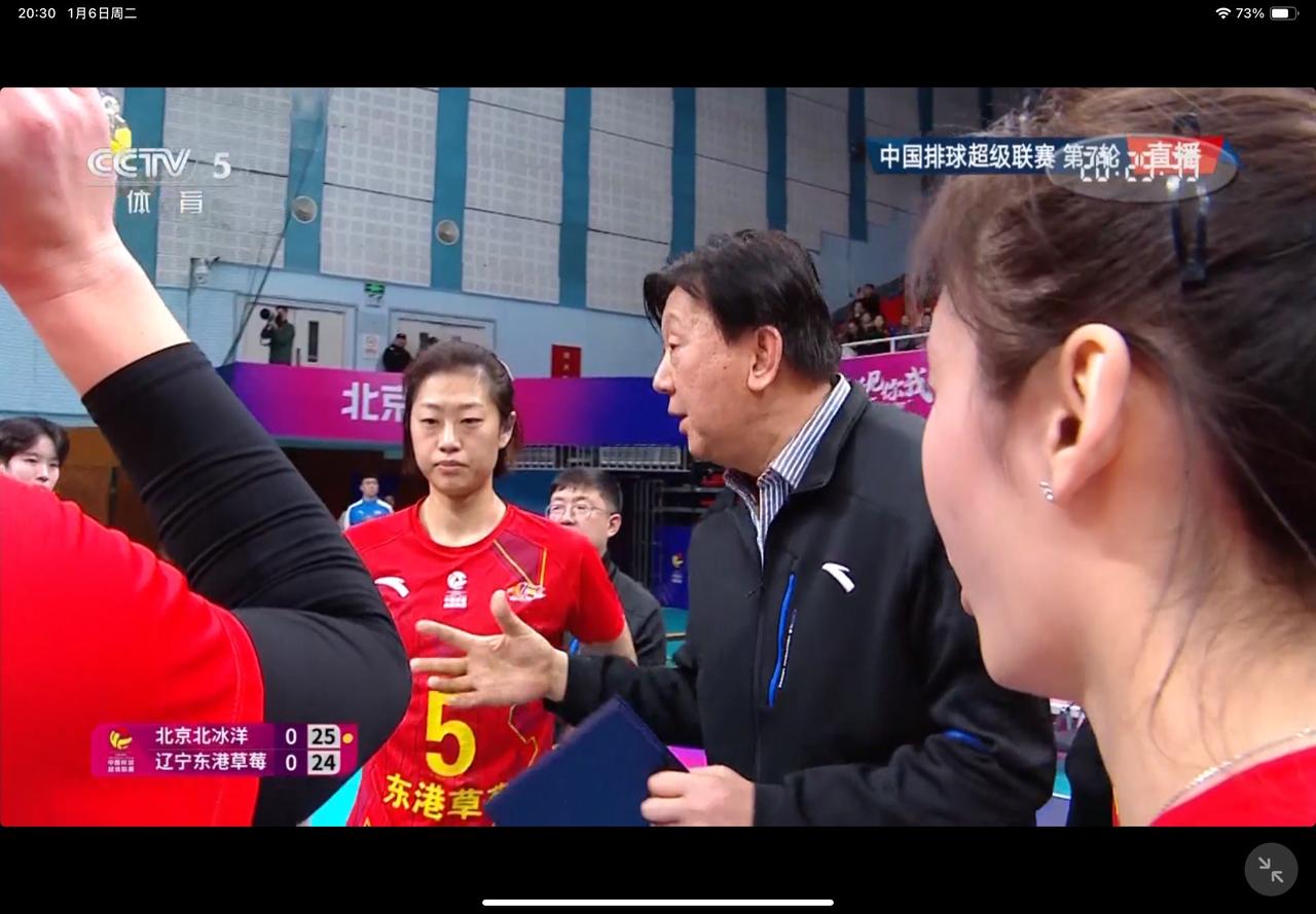 辽宁女排新帅李海运神来之笔，暂停后布置绝佳战术，随后球员贯彻成功挽救局点后，最终