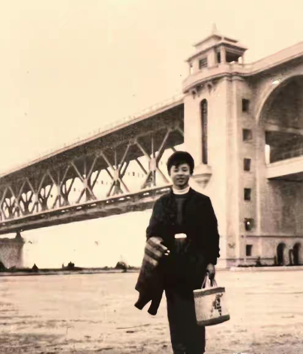 1958年11月13日，18岁的雷锋从湖南长沙前往鞍钢途中，在武昌站换乘时停留七