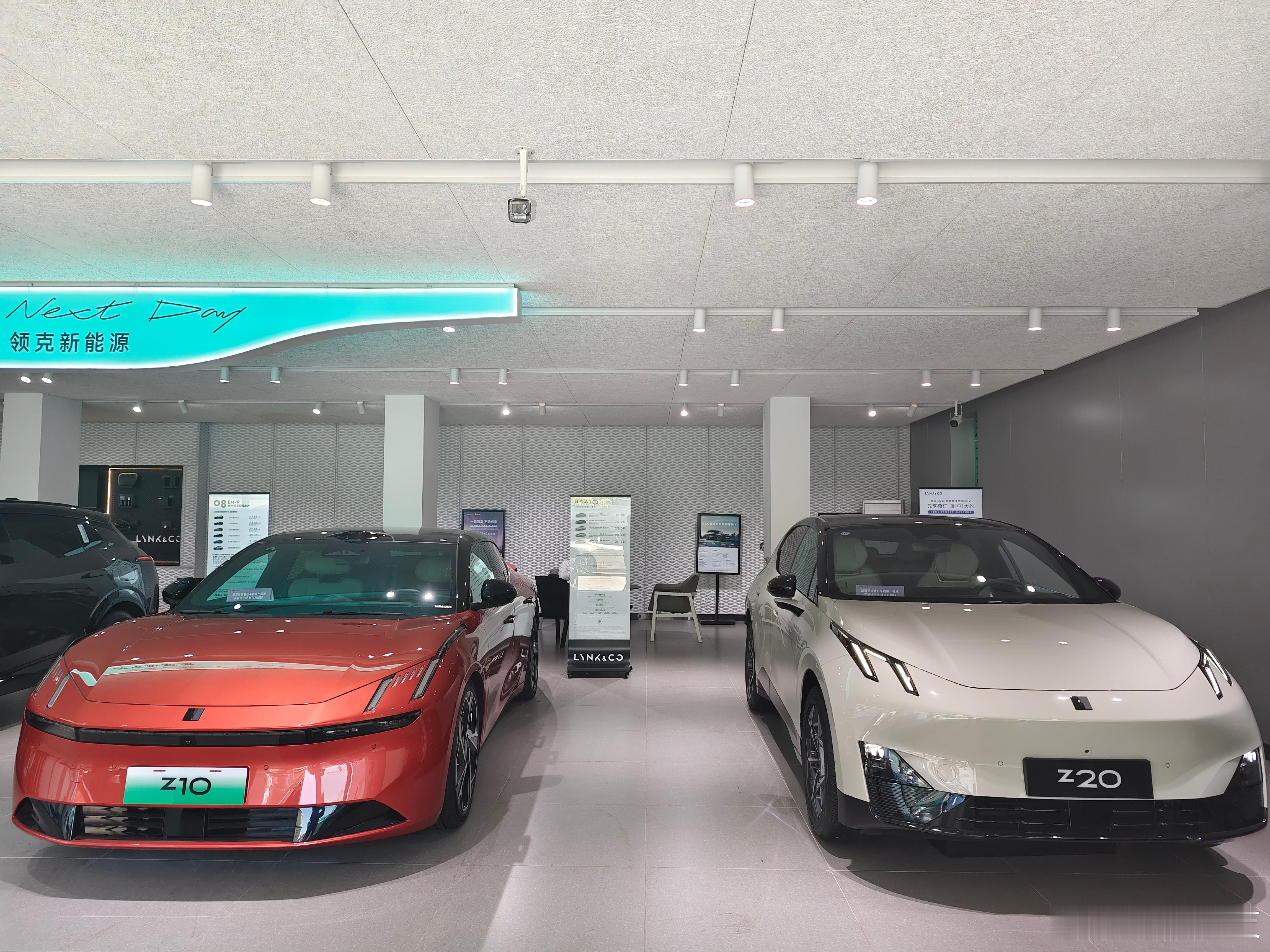 过来店里给车做保养，看到领克Z20展车到店了，看了一会儿，还真不错！作为一款紧凑