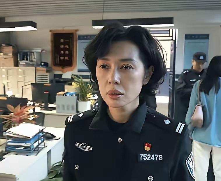 余男表演过于酷了，段奕宏嬉皮笑脸也有些过。
她演啥角色都这个表情！对丈夫的态度让