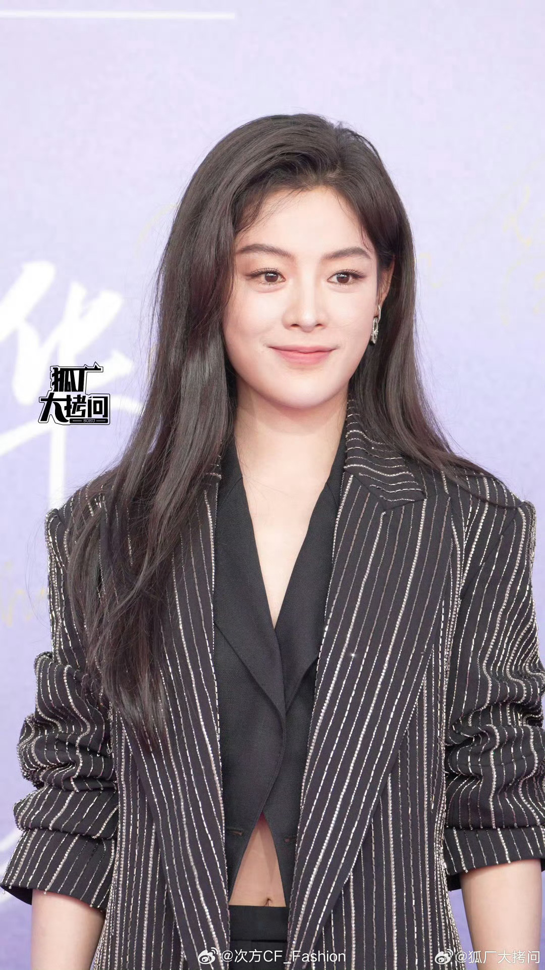陈丽君身穿Elisabetta Franchi闪片条纹西装、佩戴Messkia高