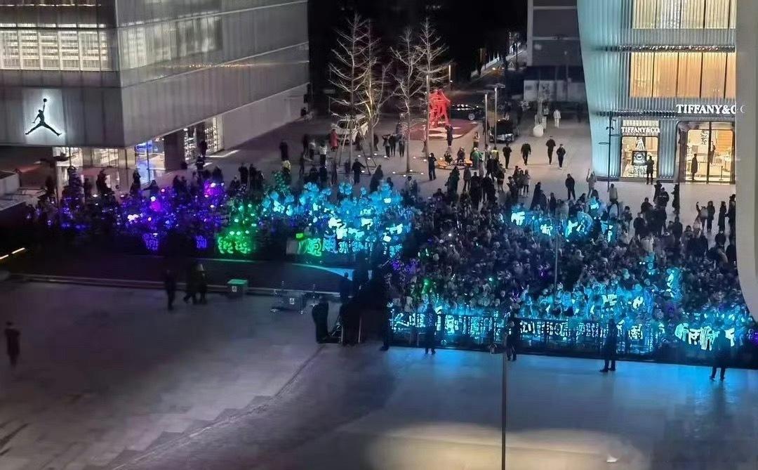 北京三里屯迪奥线下活动灯牌 