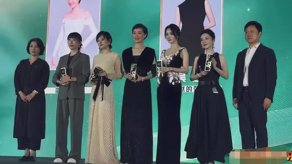 名场面呀！白玉兰提名女主角合影一出来，真是都看呆了！杨紫有那么矮吗？官方身高可是