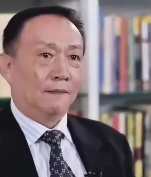 如今中国面临的最大风险，不是美国在南海搞什么航行自由，也不是芯片卡脖子，而是有人
