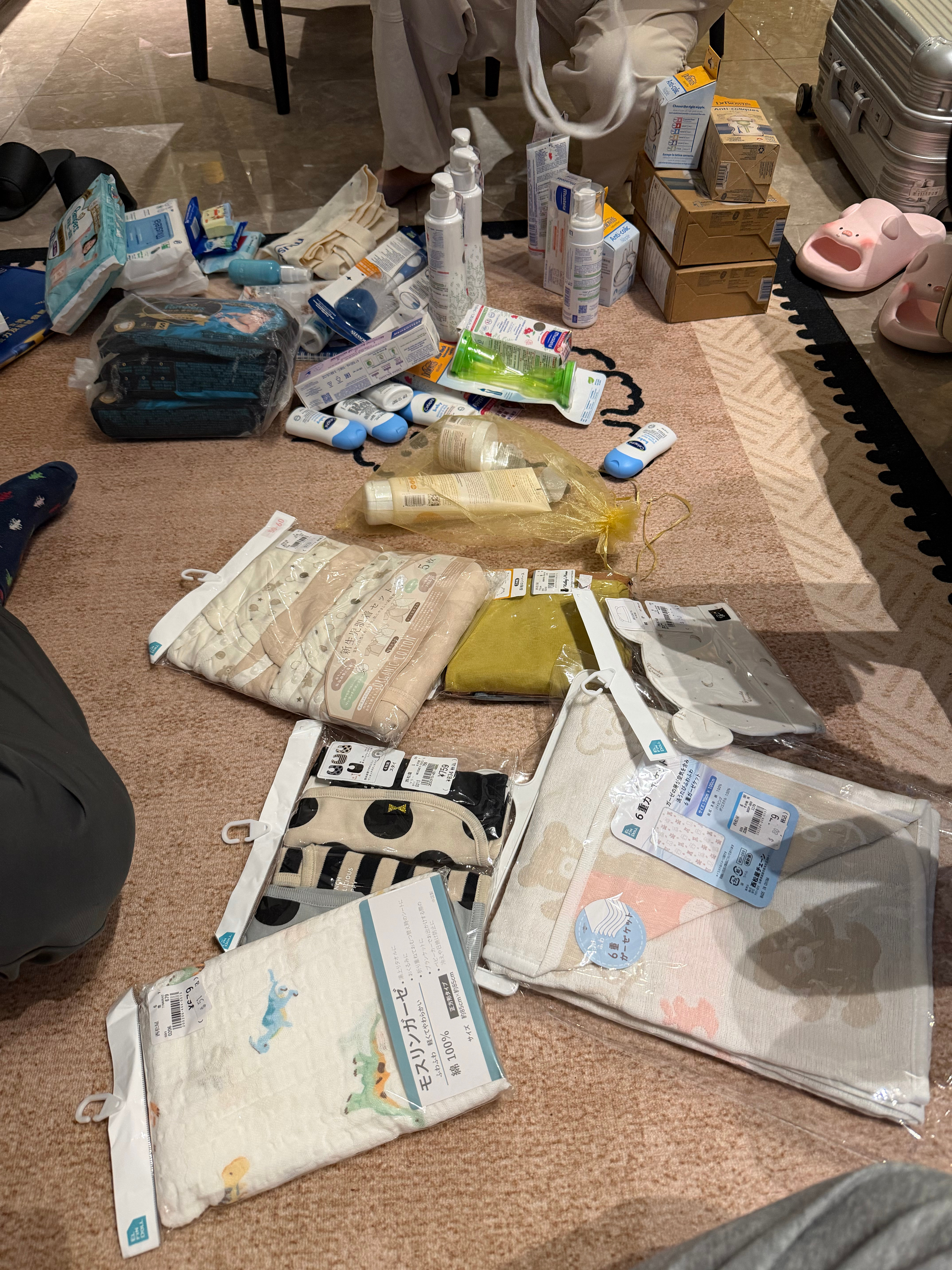 小宝的姑姑太给力了 去香港给我背了好多宝宝用品回来！！！很多都是她自己默默做功课