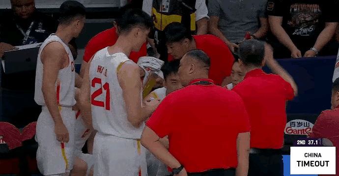 郭士强怒斥王俊杰！

在亚洲杯小组赛中国男篮对阵沙特男篮的第二节比赛中，出现了让