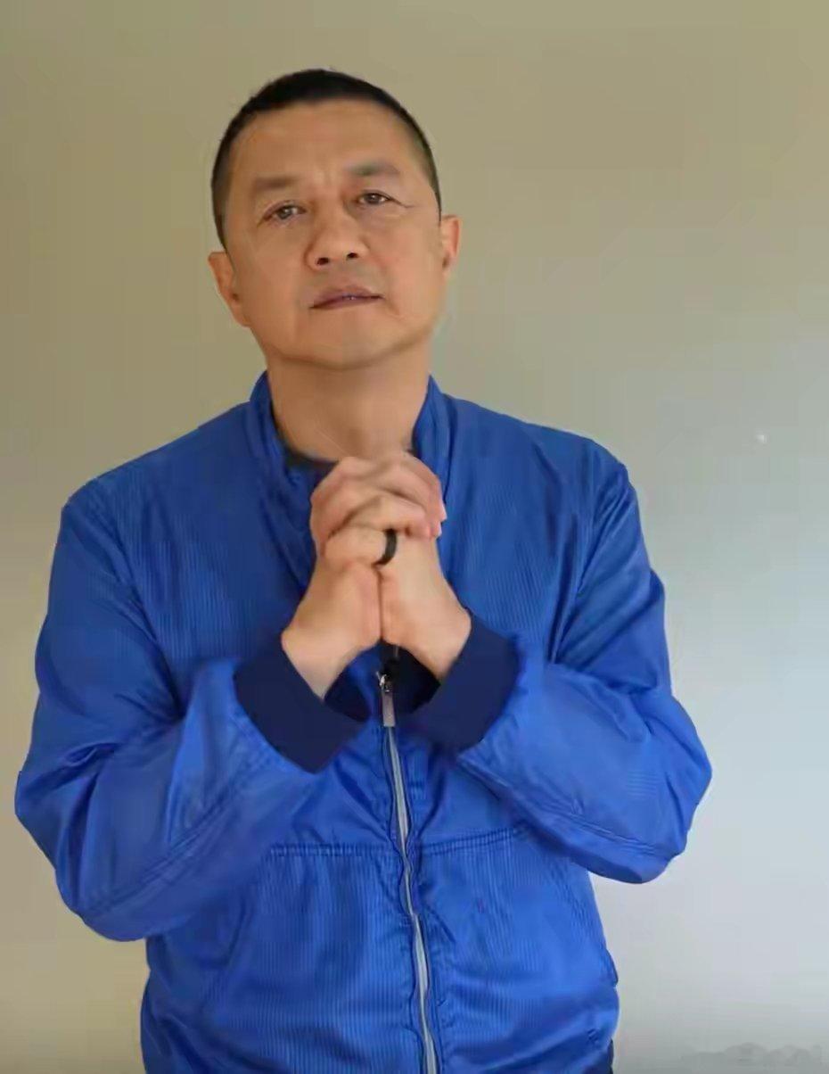 【李亚鹏落泪感谢：尊重她的捐赠意愿！】8月2日，“地铁吐血女孩”胡心瑶为嫣然天使