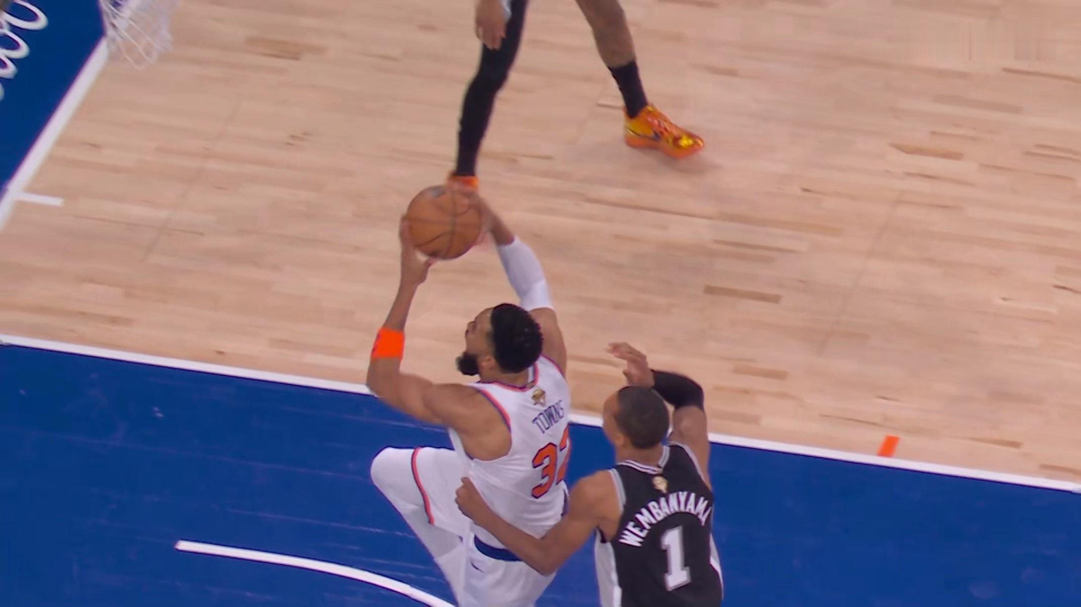 不到两分钟，唐斯被吹了两次犯规。nba总决赛马刺vs尼克斯