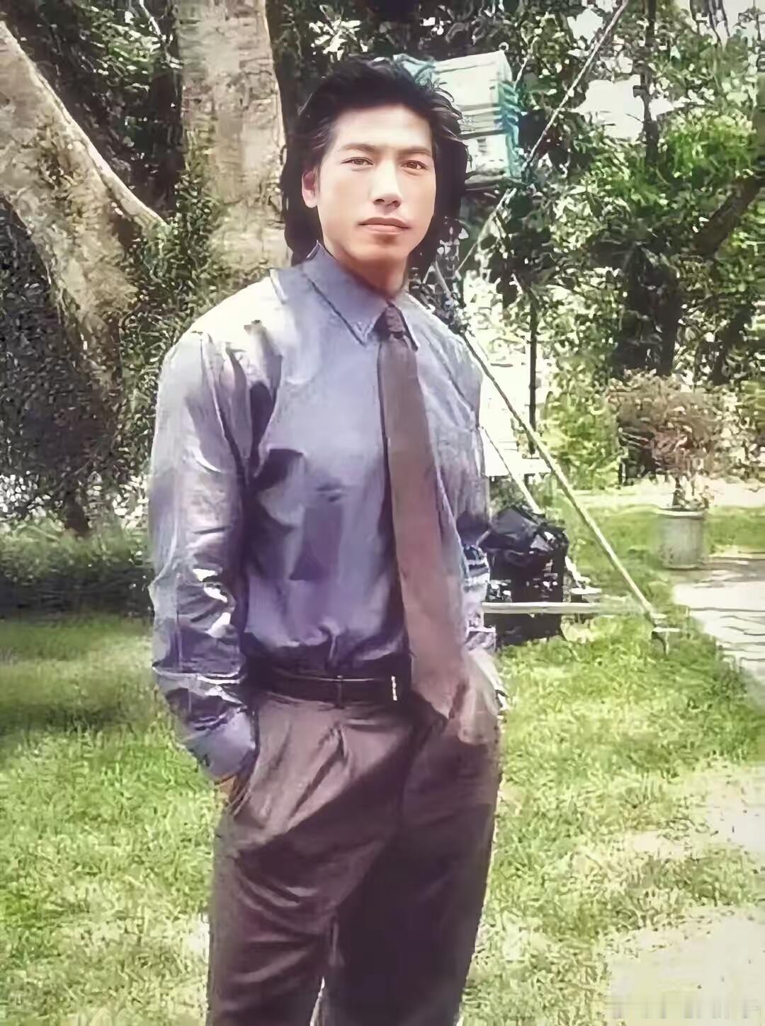 2003年，40岁的乌鸦哥留下的罕见留影。镜头下的他身穿西装，留着时尚的短发，鼻